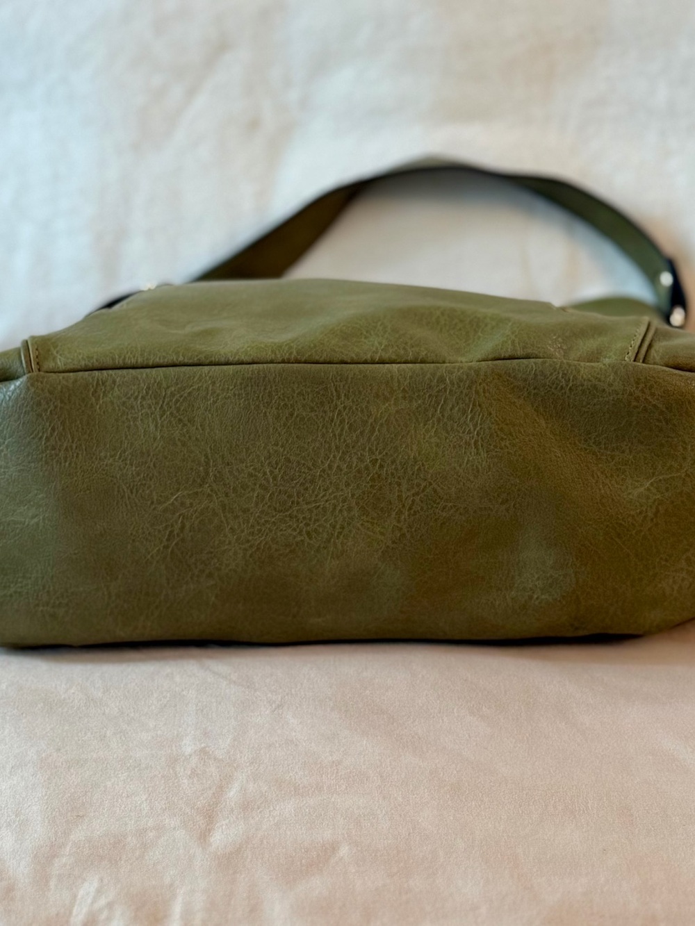 Le Mila NWT Olive Green Vegan Leather Hobo Bag with Front Zip Pocket - Picture 4 of 11